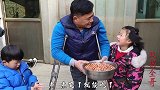 孩子想吃零食怎么办？残疾爸爸做秘制水煮花生米，简单美味又好吃