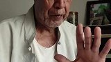 80岁老人表演魔术，香烟穿越手掌