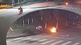 四川3人驾驶摩托车狂飙 倒地擦出火花滑行数米远