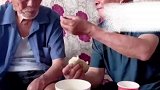 80岁的外甥喂近百岁的小舅吃饭，喂着喂着就哭了