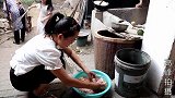 好好给奶奶改生活，烧火炖鸡子配上豆腐串，满满一锅看着真有食欲