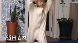 六岁萌娃在家展示螳螂拳，有模有样