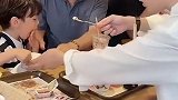 祖孙三代颜值水平 这爷爷年轻的时候得多帅啊 谁能想到这是祖孙三代