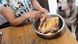 洛洛这伙食好的让主人都眼馋，吃鸡腿奶奶还给吹吹，太幸福了