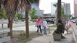 伪装成草人在路边向路人伸手，路人纷纷被吓到