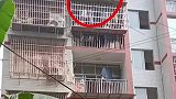 孩子悬挂六楼阳台防盗窗网，双脚悬空不停挣扎，邻居合力撑开床单