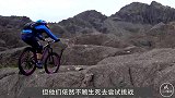 牛人挑战骑自行车，从山顶骑到山下，中途失误一步就完蛋了！