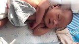 出生十天的新生儿光着身子晒太阳呢，这叫一个惬意