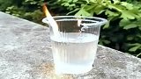 杯子爱上火，火伤害了杯子，杯子却怪水没有保护它