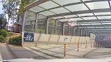 地下车库也能撞这样，这技术真对得起背后的实习贴