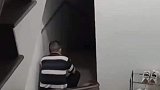 公公提前下班回家后，蹲楼梯口等待