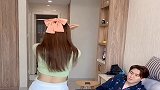 美女挡住帅哥看电视，下一秒帅哥反应，你们憋住别笑！
