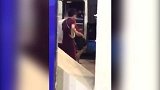 中超-17赛季-辣眼睛！“搞飞机”是这么来的 郜林上大巴车前动作令人脸红-专题