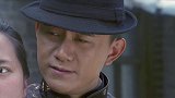 农村男子逃跑不成，哪料竟随手抓了美女做人质，就这点能耐！