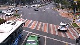 救护车被堵红灯路前半分多钟 急得护士跳车跑去敲车窗