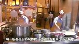 老外在中国：老外来中国吃面条，反而嫌弃15快一碗太便宜了！