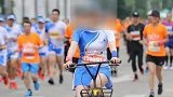 深圳南山半马再现奇葩一幕 选手骑共享单车参赛