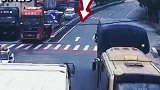 交警秒变蜘蛛侠托举，震惊一杆子人