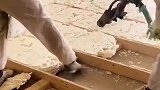 装修工人用泡沫填充空隙