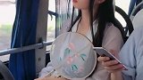 公交车上偶遇汉服同袍，姑娘是什么神仙颜值，请忽略旁边小哥哥