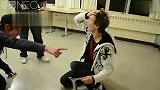 男子出糗看头硬还是桌子硬！