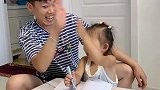 爸爸带娃招数就是多