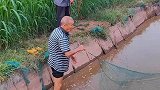 捞上一条大青鱼，又有囗福了！