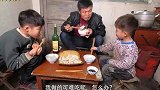 农村大哥和俩儿子边吃饺子边聊天，兄弟俩为老爸争执起来，啥情况