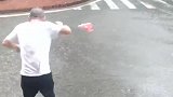 暴雨中的他，毅然冲出去捡起国旗，守护信仰！让我们为他点赞