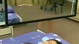 闺蜜正在睡觉, 姐妹搬来镜子整蛊她