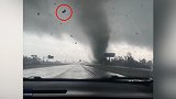 美国：龙卷风袭击得克萨斯州，网友拍到沙滩车被卷上天空