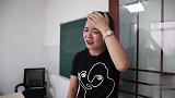 学生上课偷吃煎饼，被老师发现后罚吃100个