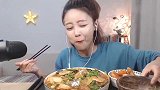 大嘴妹纸吃贝肉炖宽粉，就着泡菜边吃边喝