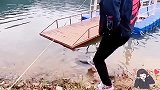摸石头过河，能不能过全看运气，一看小伙运气就不好