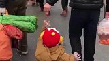 溜娃新技能，草莓来搞定