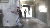 国外爆笑街头恶搞：男子模拟枪声，吓得路人转身就跑。