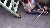 母亲从楼梯上摔倒，紧紧护住怀中婴儿！母爱的本能。。。 看着都疼，母爱真伟大！母爱