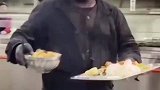 矿工满脸灰去食堂吃饭，黑脏的面孔，朴实的笑容