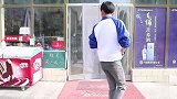辣条买一送一，小伙以为赚大了，结果却是袖珍辣条