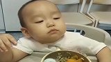 儿子吃着饭快睡着了，却努力保持清醒，看完我都笑岔气了！