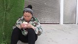女董事长工地视察，看到工人在啃干馒头，回到公司大发雷霆