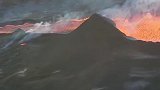 夏威夷拍到的熔岩这样的高温，可以融化万物了。
