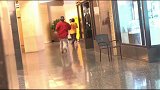 国外小伙街边恶搞路人，看着都心痛，会玩了