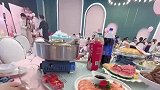 两女子吃席趁人不备，将桌上的两包烟揣进包里