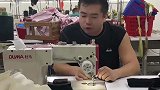 服装生产厂车间内，裁缝小哥唱歌