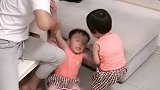 三胞胎相亲相爱的一面，宝爸看到这一幕，掩饰不住的喜悦