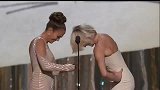 热点-Jennifer.Lopez.and.Cameron.Diaz.at.The.Oscars.Showing.Their.Asses