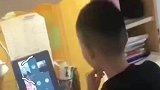 弟弟偷进姐姐网课被老师夸到迷失自我