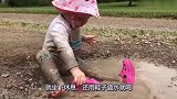 宝宝用鞋子装着泥巴水就喝，妈妈看完都呆了，太脏了