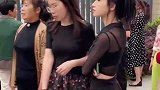 老婆去接娃放学，穿衣打扮跟别人形成了鲜明对比